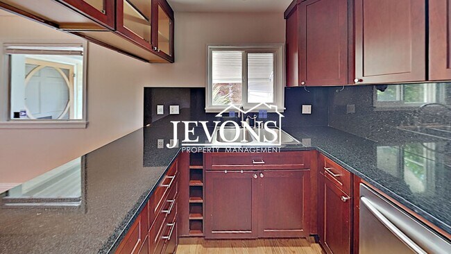 Foto del edificio - Beautiful two-story home in a walkable area near dining, shopping, entertainment and schools!