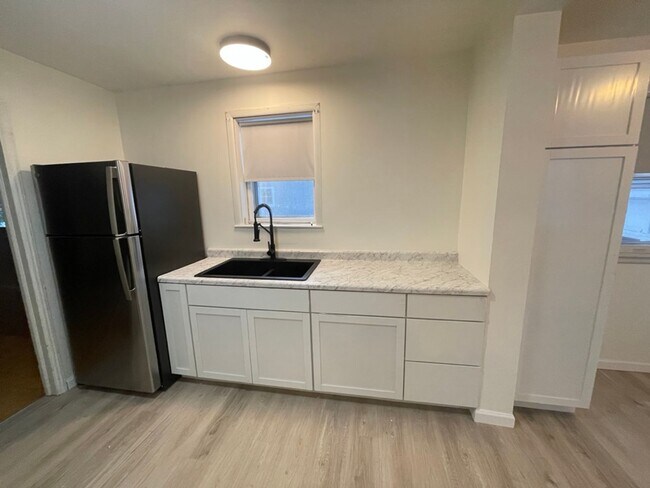 Foto del edificio - Click the “Apply Now” button or email wapmrentals@gmail.com for a prompt response.