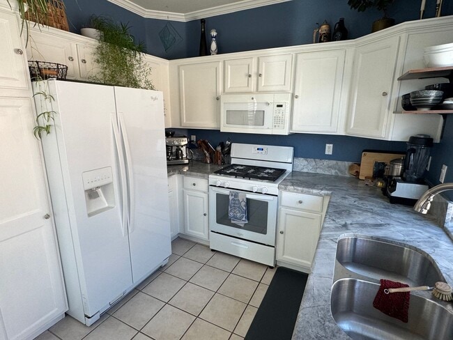 Building Photo - Modern Comfort in a Prime Location !