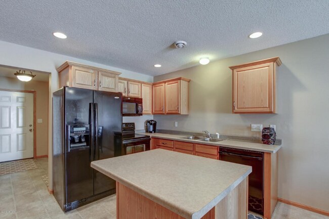 Building Photo - 566 Pointe Ct SW