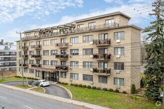 Building Photo - 5761 Ch De La Côte-Saint-Luc