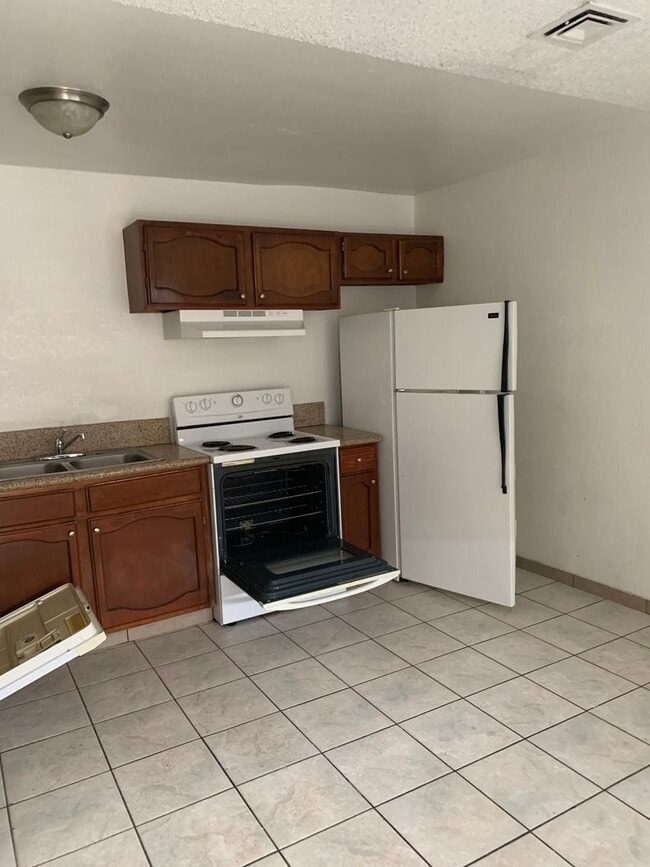 Building Photo - MUST SEE ONE BEDROOM TOWNHOME!