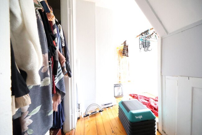 Foto del edificio - No brokers Fee, No Security Deposit, Small Dogs Friendly, Backyard, Eat-in Kitchen