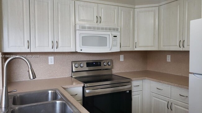 Photo - 10221 Fontainebleau Blvd House