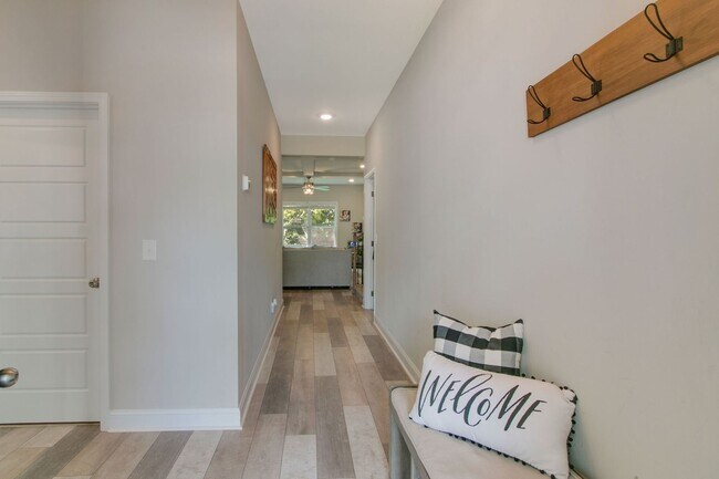 Foto del edificio - 1166 Eagles Nest Ln