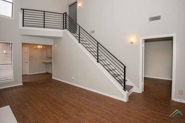 Building Photo - 5807 Hollytree Dr