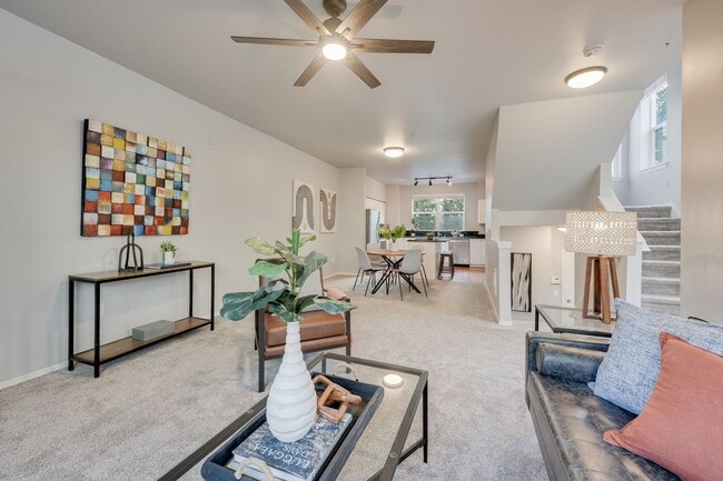 Building Photo - 2 bd 1.75 bath Lynnwood Townhome  availabl...