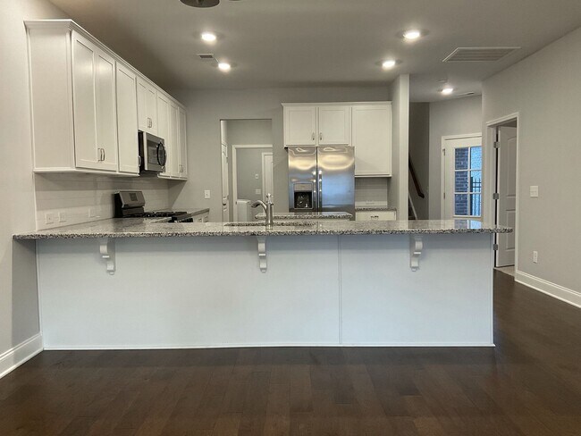 Foto del edificio - Like New Townhome With 3 Beds, 3 Bath & 2 ...
