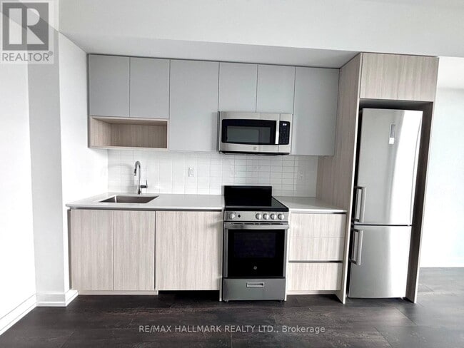 Building Photo - 801 The Queensway