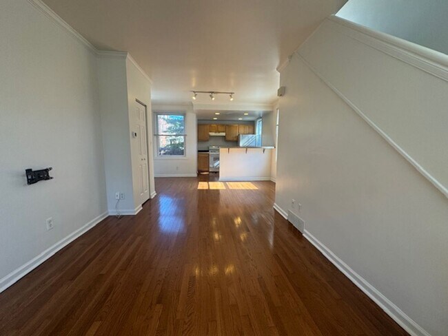 Foto del edificio - Available August 1, 2025; Lease will end J...