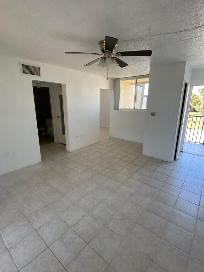 Foto del edificio - 300 Miracle Strip Pkwy SW