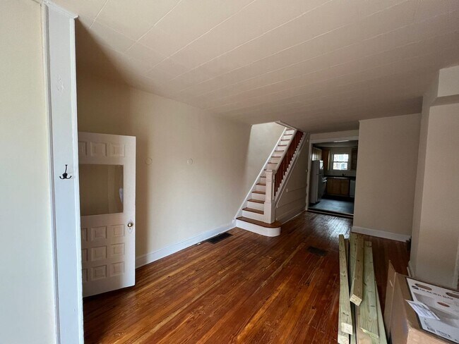 Building Photo - Stunning Newly Renovated 2 Bedroom 1.5 Bathroom