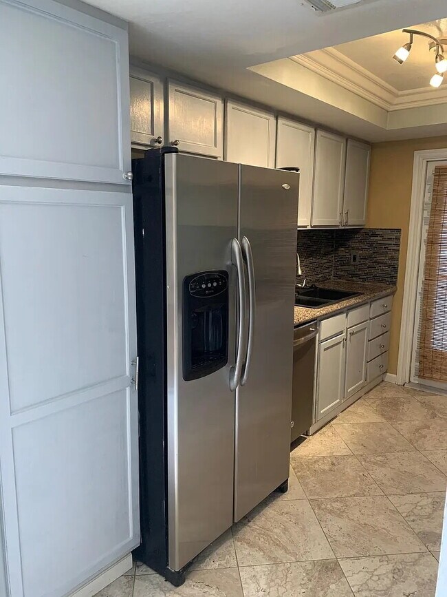 Foto del edificio - "Chic Desert Living: Spacious 2-Bed, 2-Bath Oasis in Palm Springs!"