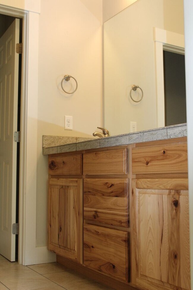 Building Photo - Beautiful Townhome for RENT in Rifle