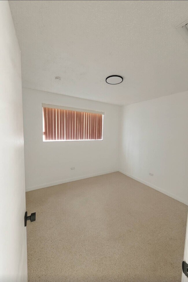 Building Photo - 141 W 31st St