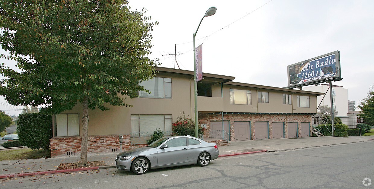 Building Photo - 4330 Piedmont Ave