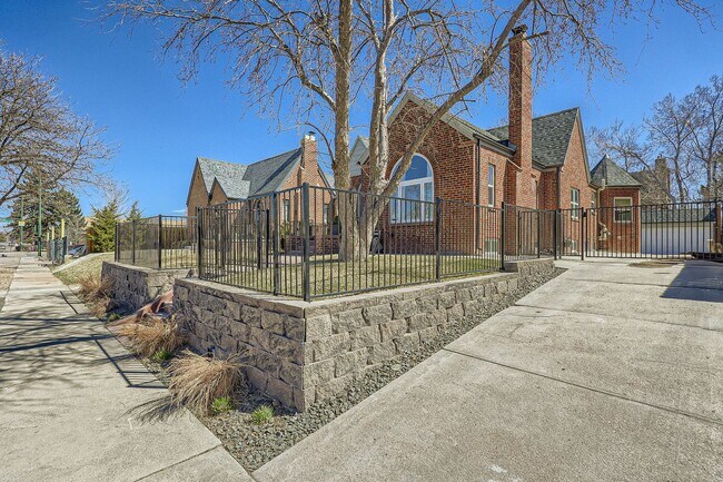 Building Photo - Available NOW! 4 Bedroom 2 Bath Beautiful Home in Denver!