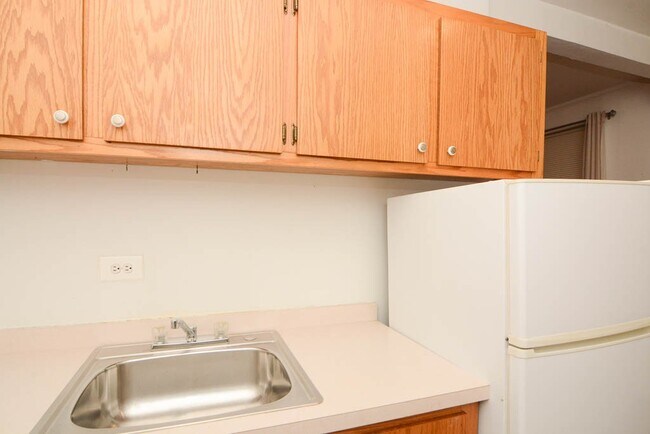 Building Photo - 4060 N Kenmore Ave