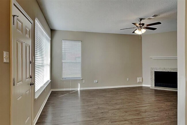 Foto del edificio - 14511 Cypress Falls Dr