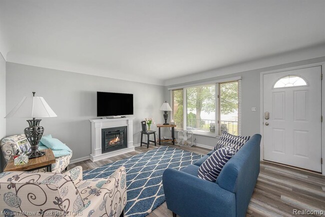 Living Room (with Elizabeth Lake Views) - 5375 Cooley Lake Rd