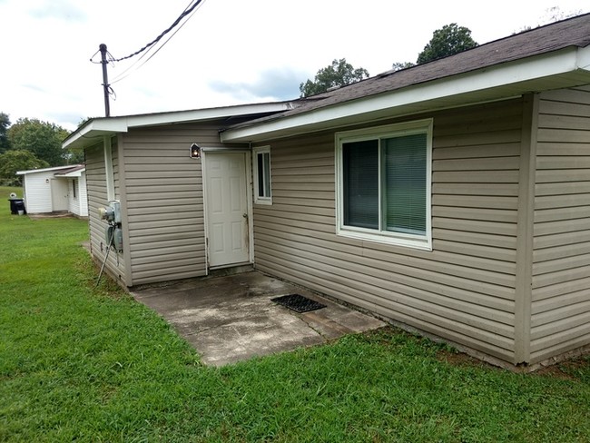 Building Photo - 2 Bedroom 1 Bath - East Ridge Location