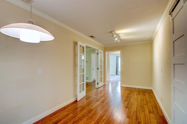 Building Photo - 6713 Calmont Ave