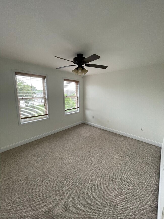 Building Photo - 406 Leverington Ave