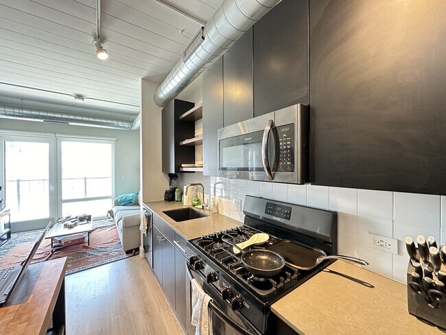 Building Photo - 941 W Belmont Ave