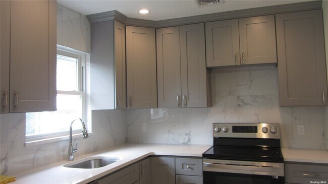 Building Photo - 47 Bengeyfield Dr