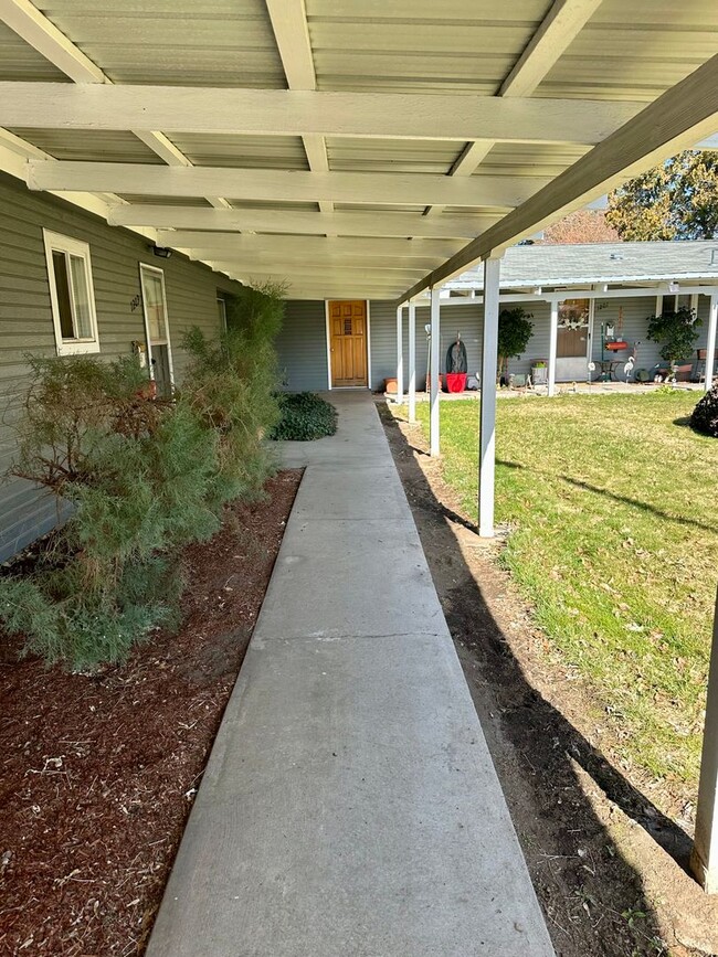 Foto del edificio - Hard to find 2 bdrm, 1.5 bath unit with water, sewer, and garbage.  Onsite laundry and A/C!