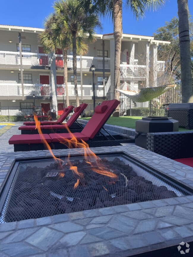 Outdoor Firepit - Monarch Luxury Studio Apartments