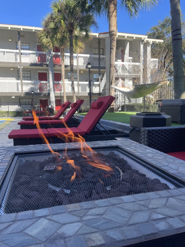 Outdoor Firepit - Monarch Luxury Studio Apartments