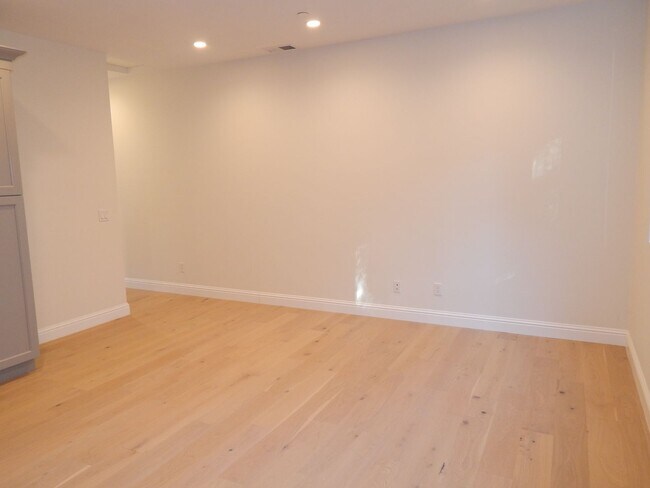 Foto del edificio - Rent $1900- Deluxe newer 1 Bedroom 1 Bath duplex upper level. El Sobrante