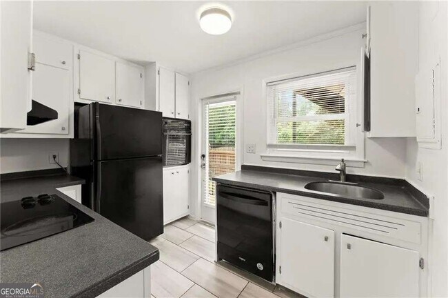 Building Photo - 3510 Roswell Rd