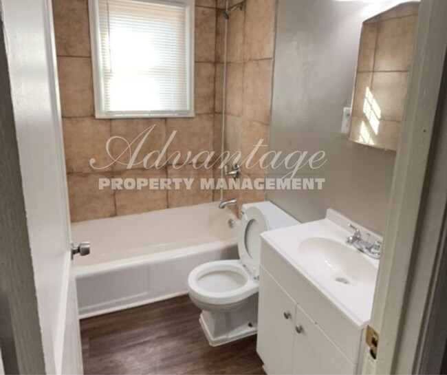 Building Photo - Charming one bedroom one bathroon duplex -...