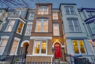 Building Photo - 827 4th St NE