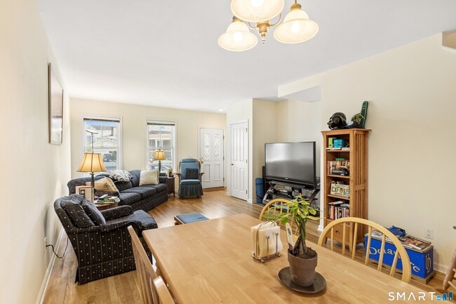 Building Photo - 17 Dolsen Pl