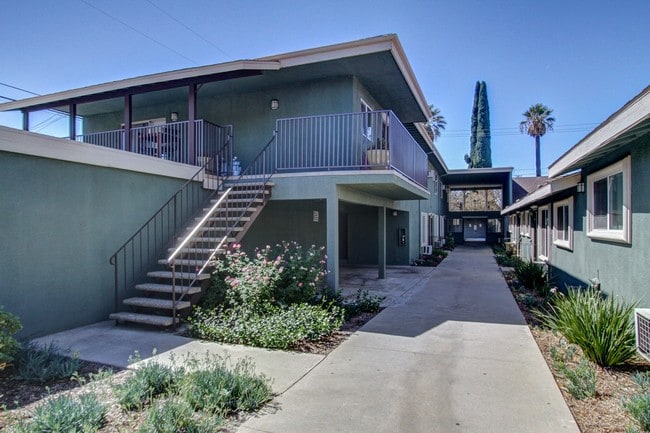 Building Photo - Las Casitas