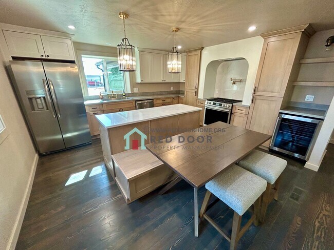 Foto del edificio - Spacious 5 bedroom, 3 bathroom single-family home.