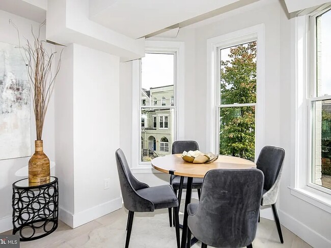 Foto del edificio - 2556 University Pl NW