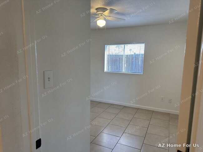 Building Photo - 2037 N 21st Pl