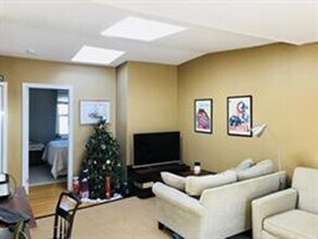 Building Photo - 253 Gold St