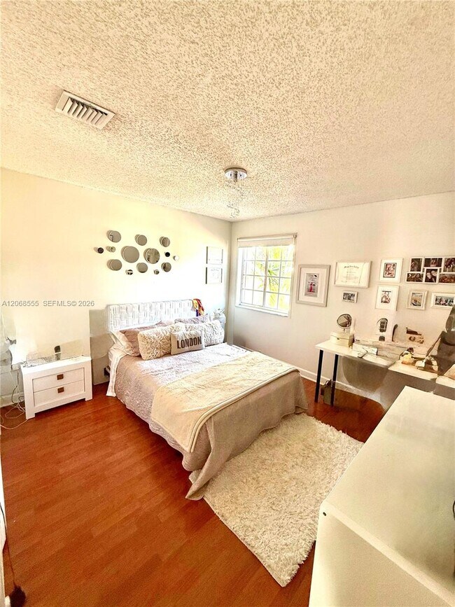 Foto del edificio - 5042 NW 114th Ct