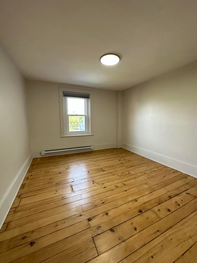 Building Photo - 2497 Rue Notre-Dame
