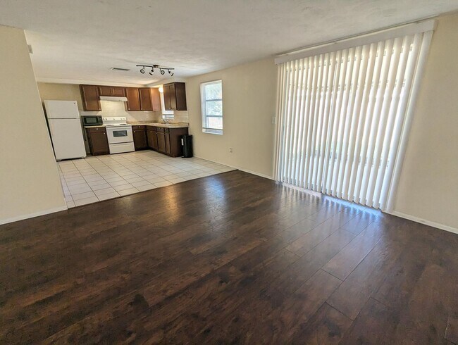 Building Photo - Open floor plan! 2 Bed 1.5 Bath 948 Sq. Ft...