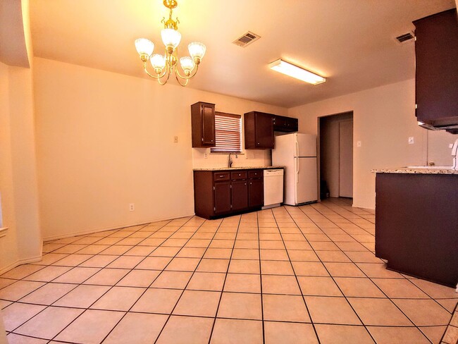 Foto del edificio - Check out this ADORABLE 4 bed / 2 bath hom...