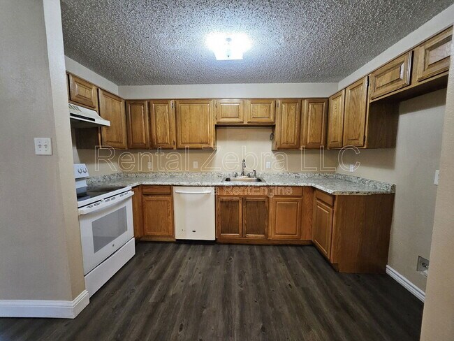 Building Photo - 1405 Paintbrush St