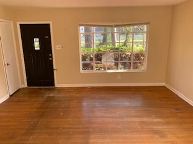 Building Photo - 3/2 Spacious Backyard