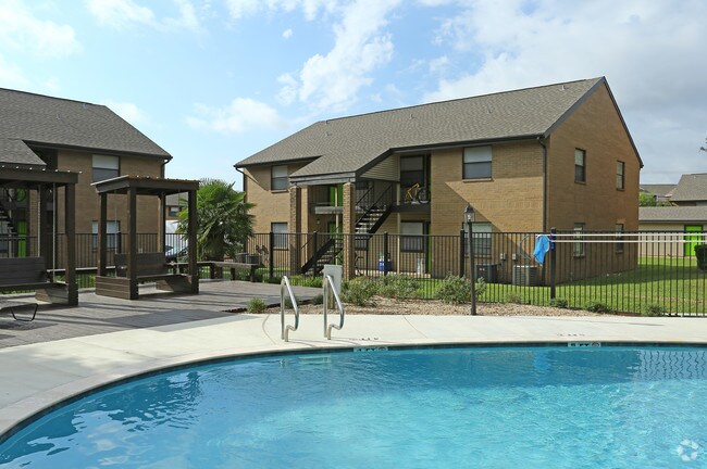 Renaissance Apartments - 1600 Welsh Ave