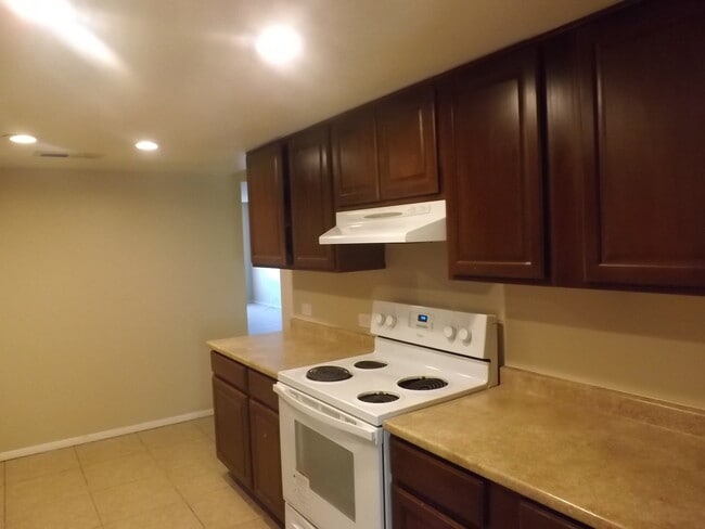 Building Photo - 5-Bedroom Home In Tempe